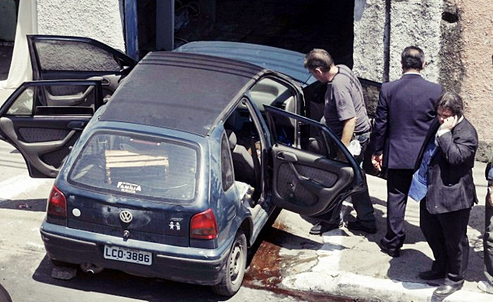 Polícia investiga várias possibilidades; até Kit GNV do veículo passará por perícia (Alessndro Costa/Ag. O Dia) Casal morto RJ 2